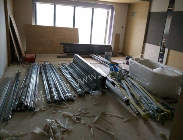 漢陽聯(lián)投半島酒店不銹鋼到貨現(xiàn)場