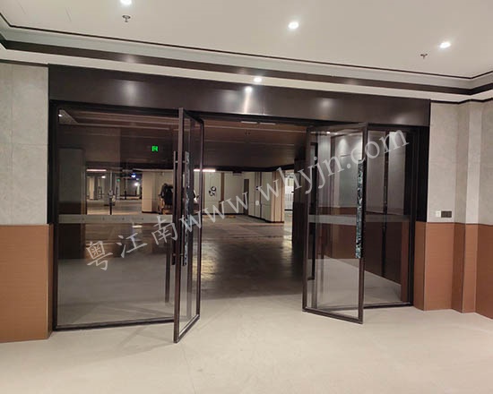 不銹鋼玻璃屏風(fēng)